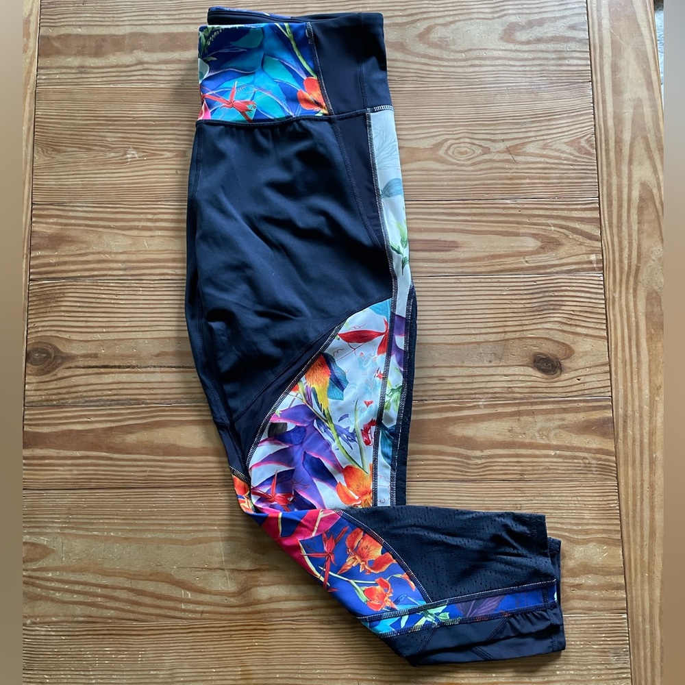Mid-Rise 7/8 Athleta leggings in size Large.
